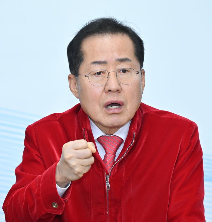 홍준표, ‘동기’ <b>추미애</b>에게 “<b>국회의장</b> 할 만하다”
