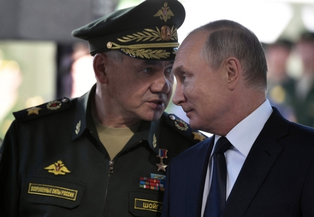 블라디미르 푸틴 러시아 대통령(오른쪽)과 세르게이 쇼이구 국방장관(왼쪽)이 2018년 9월19일 모스크바 외곽의 애국자공원을 방문하고 있다. AFP연합뉴스
