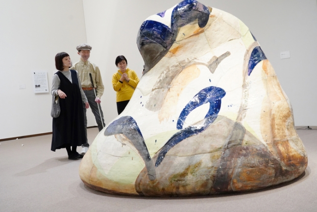 시라토리 겐지(가운데)와 가와우치 아리오(오른쪽)이 시오야 로타의 ‘태도’를 보면서 이야기를 나누고 있다. 이들은 작품을 ‘바지락’ ‘바다코끼리’ 등으로 묘사했다. 국립현대미술관 제공
