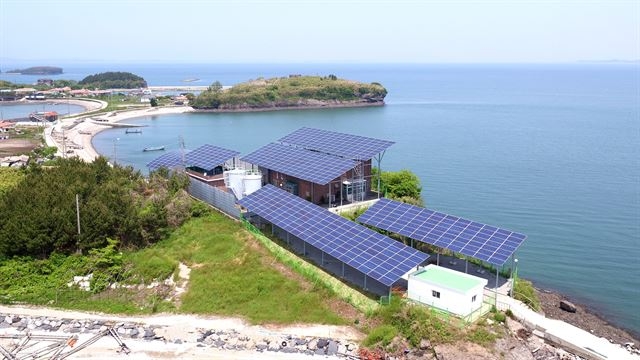 충남 홍성 죽도에 설치된 태양광 발전 설비. 한화 제공