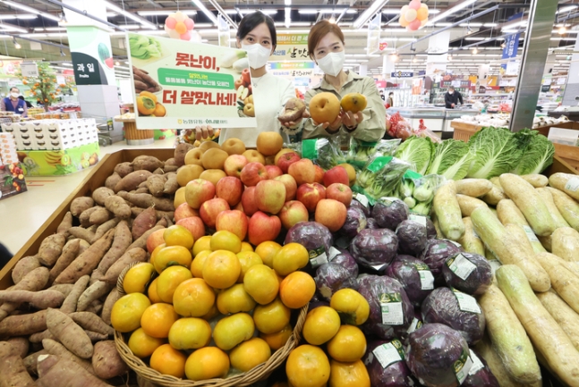2022년 10월 서울 서초구 농협유통 하나로마트 양재점에서 직원들이 못난이 농산물을 선보이고 있다. 농협유통은 맛과 영양소는 그대로면서 가격은 최대 60% 저렴한 ‘살 맛나는 못난이 농산물 모음전’ 행사를 진행했다