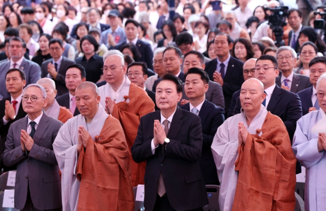 윤석열 대통령이 15일 서울 종로구 조계사에서 열린 ‘불기 2568년 부처님오신날 봉축 법요식’에서 합장하고 있다. 대통령실사진기자단