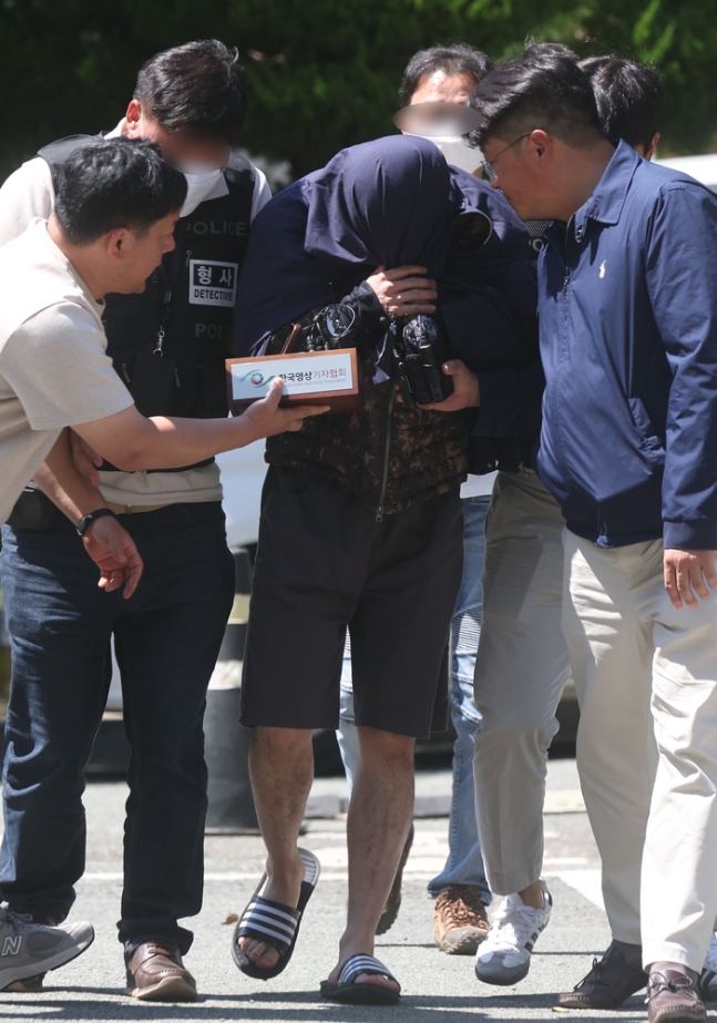 태국 파타야에서 한국인을 살해·유기한 혐의를 받는 20대 피의자가 15일 오후 경남 창원시 성산구 창원지법에 구속 전 피의자 심문(영장실질심사)을 받기 위해 출석하고 있다.