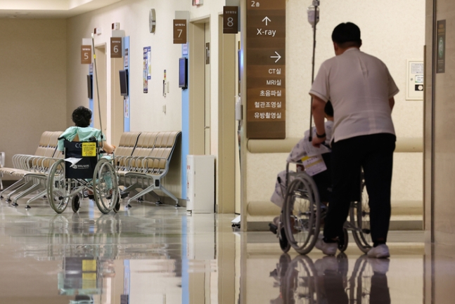 의정갈등이 지속되는 가운데 15일 오전 서울의 한 대학 병원에서 환자들이 검사를 위해 이동하고 있다. 연합뉴스