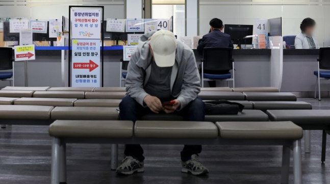 ソウルのある雇用センターで求職者たちが相談を待っている。連合ニュース。