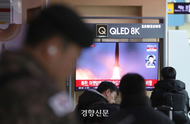 북한이 이틀 연속 탄도미사일을 발사한 지난해 12월 18일 서울 중구 서울역 대합실 TV에서 북한 관련 뉴스가 방송되고 있다. 김창길기자