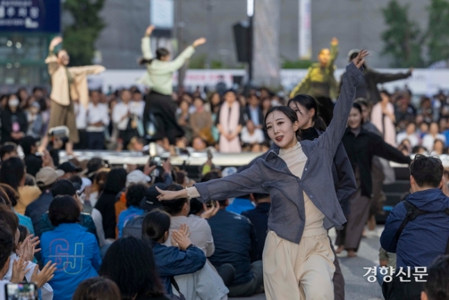 17일 오후 광주 동구 금남로에서 열린 제44주년 5·18 민주화운동 전야제에서 공연이 펼쳐지고 있다. 사진공동취재단