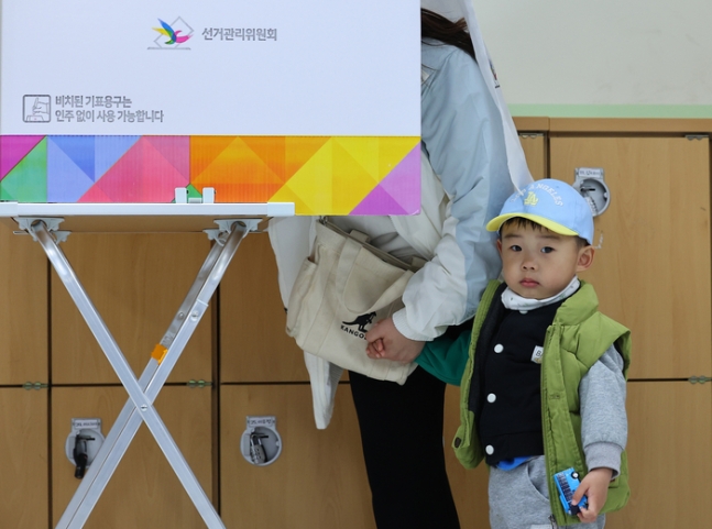 제22대 국회의원 선거일인 지난 4월 10일 인천의 한 투표소에서 어린이가 엄마의 투표를 지켜보고 있다. 연합뉴스