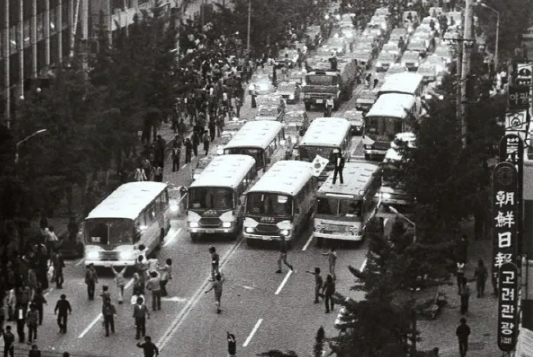 5·18민주화운동의 상징적 공간인 광주 동구 금남로 거리. 1980년 5월 광주시민들은 군부독재정권의 유혈 진압에 맞서 이곳에서 버스와 택시 200여대를 앞세우고 항의 시위를 벌였다. 5·18기념재단 제공