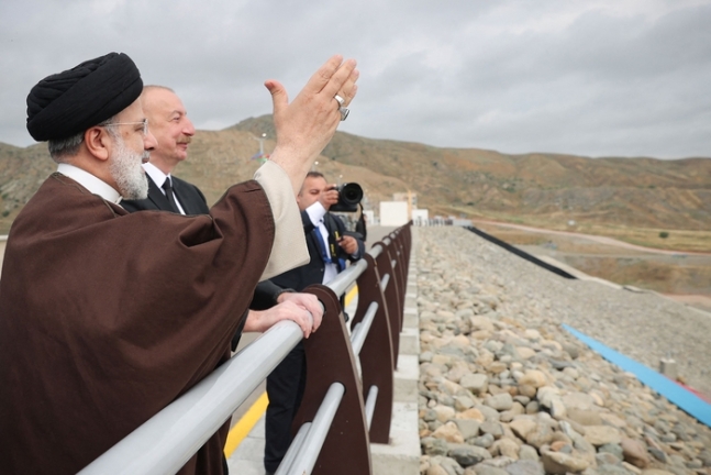 에브라힘 라이시 이란 대통령이 19일(현지시간) 이란 북부 동아제르바이잔주를 방문해 아라스 강에 지어진 댐을 바라보고 있다. AFP연합뉴스