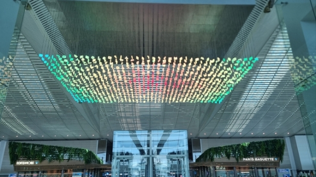 인천공항 제2여객터미널 중앙 천장에 걸린 ‘HELLO’ 예술작품. 박준철기자