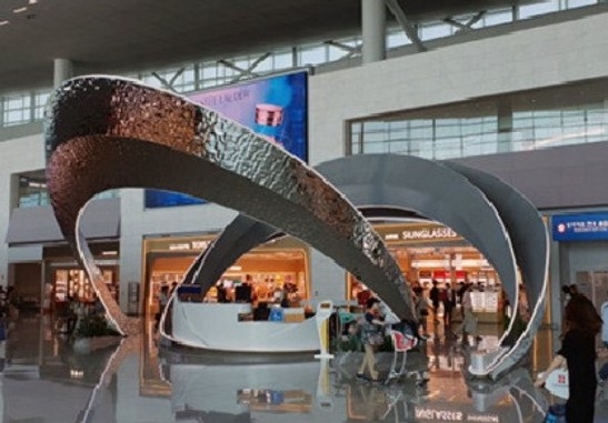 인천공항 제2여객터미널 동측 면세구역에 설치됐다가 철거된 댄싱크레인 조형물. 독자제공