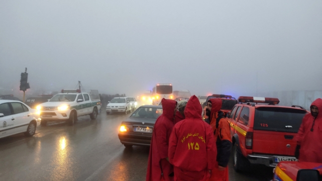 헬기를 타다 비상착륙한 에브라힘 라이시 이란 대통령을 구하기 위한 구조차량이 19일(현지시간) 이란 동아제르바이잔주에서 포착됐다. 로이터연합뉴스