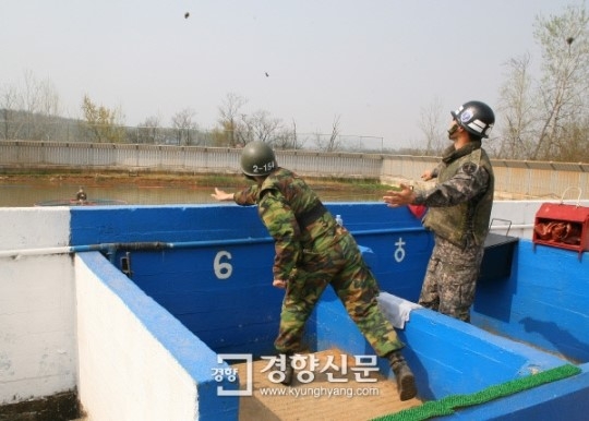 육군 훈련병이 수류탄 투척 훈련을 하고 있다. 이 사진은 기사와 관련 없음. 경향신문DB