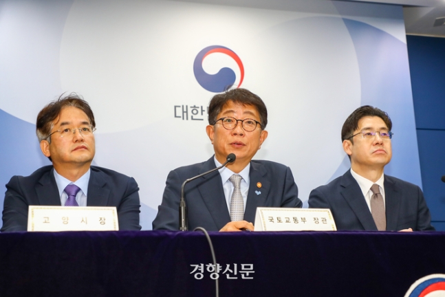 박상우 국토교통부 장관(가운데)이 22일 정부서울청사에서 ‘1기 신도시 선도지구 선정계획’을 발표하고 있다. 이준헌 기자