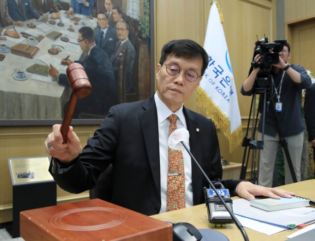 이창용 한국은행 총재가 23일 오전 서울 중구 한국은행에서 열린 금융통화위원회 본회의에서 회의를 주재하고 있다. 한국은행