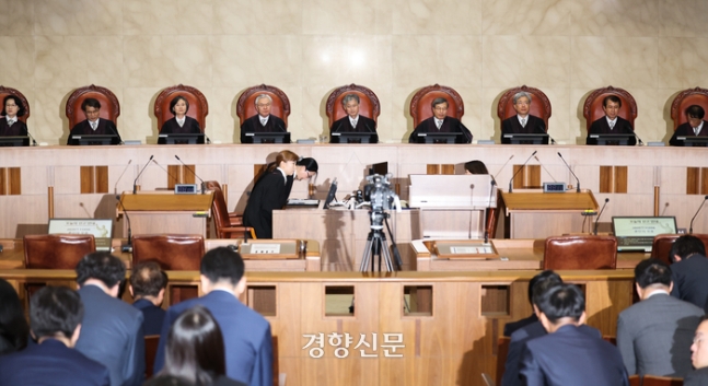 조희대 대법원장(왼쪽 다섯번째) 등 대법관들이 23일 서울 서초구 대법원 대법정에서 열린 전원합의체 선고에 참석하고 있다. 성동훈 기자