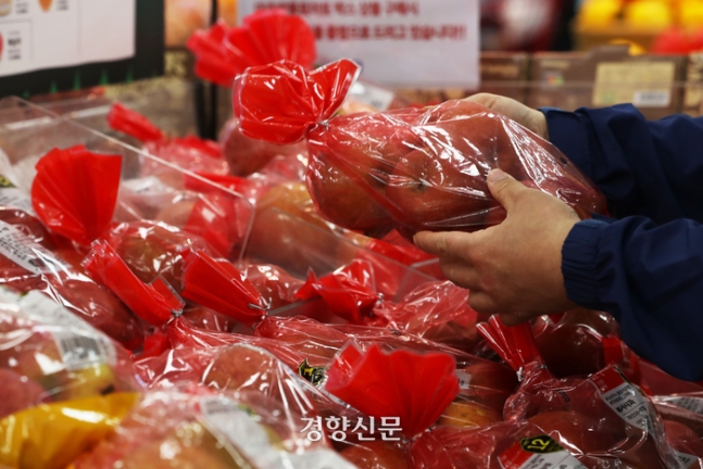 지난 5일 서울의 대형마트를 찾은 시민이 사과를 보고 있다. 한수빈 기자