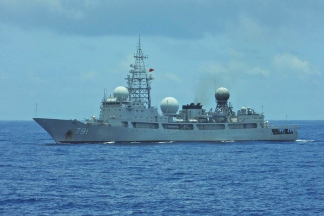 24일 대만 앞바다에 나타난 중국군함. /대만 해안경비대, AFP통신 제공