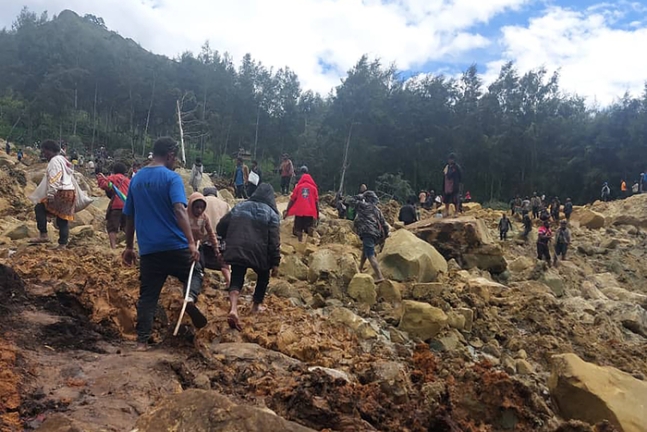 대형 산사태가 발생한 파푸아뉴기니 현장에서 사람들이 다른 지역으로 이동하고 있다.  INTERNATIONAL ORGANIZATION FOR MIGRATION·AP연합뉴스