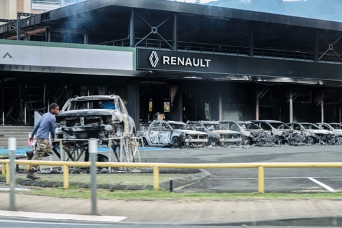 지난 14일(현지시간) 누벨칼레도니 누메아의 프랑스 자통차 제조회사 르노 앞에 세워진 자동차들이 불에 타 있다. AFP연합뉴스