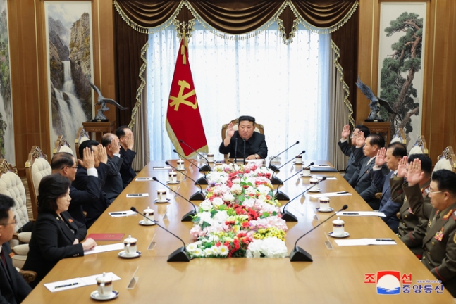 북한 공식매체 조선중앙통신은 김정은 국무위원장이 참석하여 24일 조선로동당 중앙위원회 제8기 제20차 정치국회의를 주재했다고 25일 보도했다. 조선중앙통신|연합뉴스