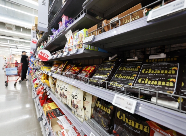 다음달에 올라요 26일 서울의 한 대형마트 판매대에 다음달 가격 인상이 예정된 초콜릿 제품들이 진열돼 있다. 연합뉴스