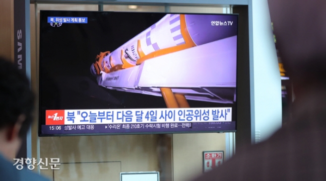 북한이 군사정찰위성 2호 발사를 예고한 27일 시민들이 서울역 대합실에서 관련 뉴스를 보고 있다. 북한은 이날 0시부터 다음달 4일 0시 사이 인공위성을 실은 로켓을 발사할 계획이라고 일본 측에 통보했다. 한수빈 기