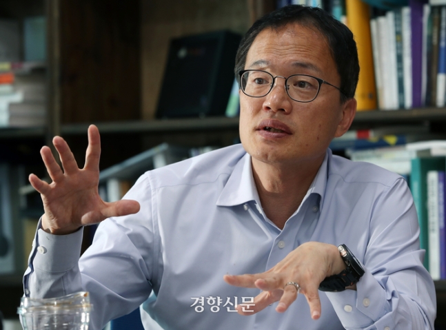 박주민 더불어민주당 의원이 지난 23일 국회 의원회관에서 ‘검찰 개혁’과 관련해 경향신문과 인터뷰를 하고 있다. 서성일 선임기자