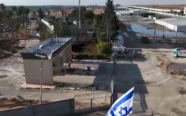 7일(현지시간) 가자지구와 이집트 국경을 잇는 라파 국경검문소에 이스라엘 탱크가 진입하고 있다. 이스라엘군 제공/AFP연합뉴스