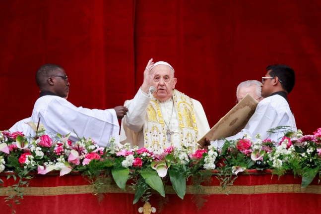 프란치스코 교황(가운데)이 지난 3월31일(현지시간) 바티칸 성 베드로 대성당에서 부활절 메시지를 발표하고 있다. 로이터연합뉴스