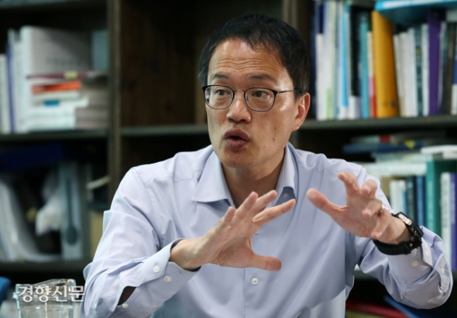 박주민 더불어민주당 의원이 23일 국회 의원회관에서 ‘검찰개혁’과 관련해 경향신문과 인터뷰를 하고 있다. 서성일 선임기자
