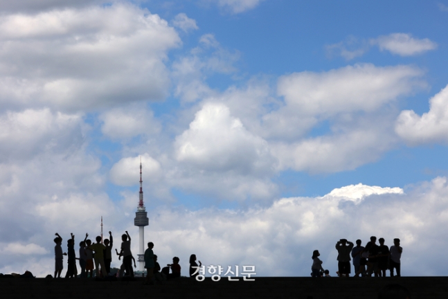 맑은 초여름 날씨가 이어진 지난 28일 서울 용산구 국립중앙박물관에서 소풍 온 학생들이 파란 하늘 아래를 걷고 있다. 조태형 기자