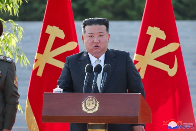 김정은 북한 국무위원장이 28일 창립 60주년을 맞이한 국방과학원을 축하방문하고 기념연설을 했다고 조선중앙통신이 29일 보도했다. 조선중앙통신|연합뉴스