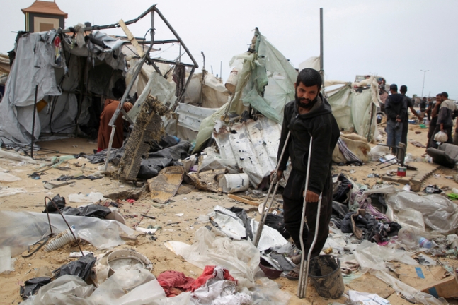28일(현지시간) 가자지구 남부 라파에서 이스라엘의 군사 작전 중 이스라엘의 공격으로 손상된 텐트 캠프 모습. 로이터=연합뉴스
