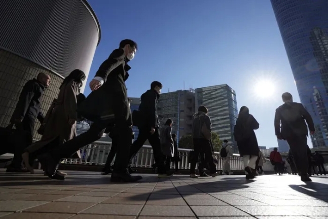 지난 2월14일 일본 도쿄 시나가와역 인근 도로를 시민들이 걷고 있다. AP연합뉴스