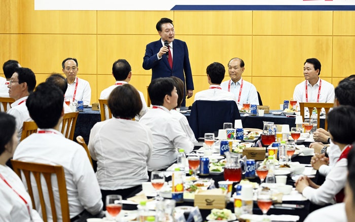 윤 <b>대통령</b>, <b>국민의힘</b> 의원들에게 “지나간 건 다 잊고 한몸이 돼 나라를 지키...