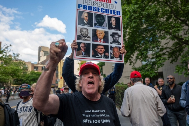 30일(현지시간) 도널드 트럼프 전 대통령의 유죄 평결이 나온 후 그의 지지자들이 뉴욕 맨해튼 형사법원 앞에 모여 있다. AFP연합뉴스