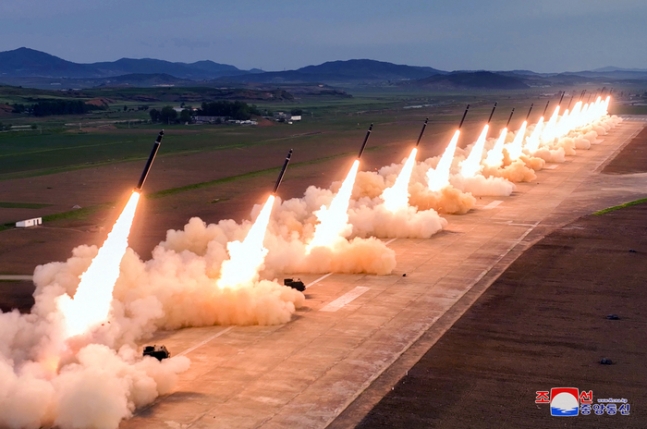 북한 조선중앙통신은 김정은 국무위원장 지도 하에 지난 30일 초대형 방사포를 동원한 ‘위력시위사격’을 진행했다고 31일 밝혔다. 연합뉴스