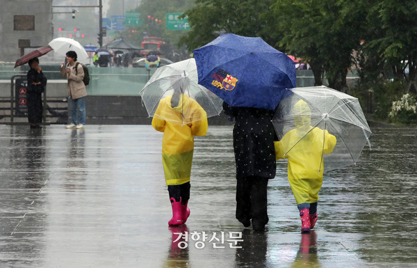 토요일인 1일 중부지방과 경상권을 중심으로 가끔 비가 내리는 지역이 있을 것으로 예보됐다. 사진은 비 내리는 날 광화문 역 인근에서 우산을 쓴 사람들의 모습이다. 경향신문 DB