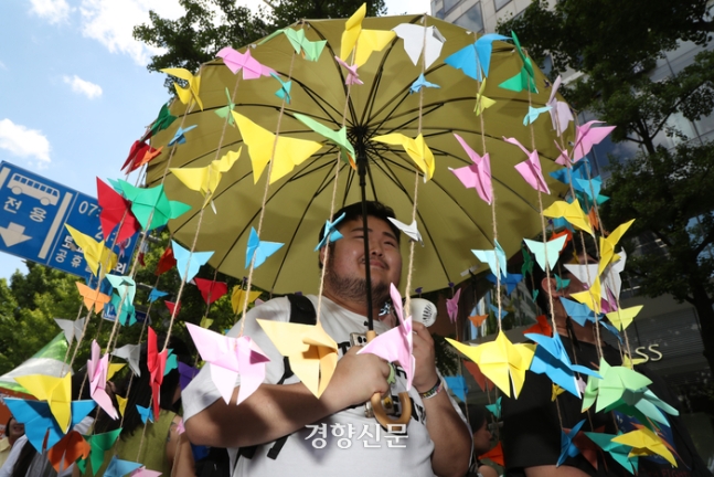 제25회 서울퀴어문화축제가 열린 1일 서울 중구 을지로 일대에서 사람들이 축제를 즐기고 있다. 정효진 기자
