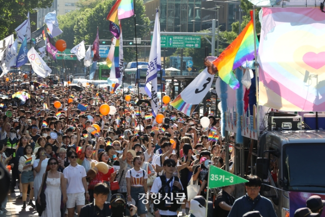 1일 서울 중구 을지로 일대에서 열린 제25회 서울퀴어문화축제의 행진에 사람들이 참여하고 있다. 정효진 기자