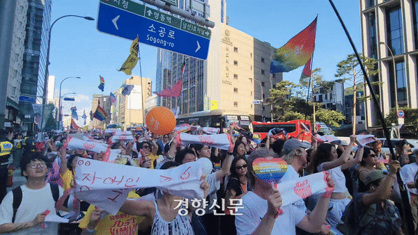 제25회 서울퀴어문화축제가 열린 1일 서울 중구 을지로 일대에서 참가자들이 깃발 등을 흔들며 행진하고 있다. 오동욱 기자
