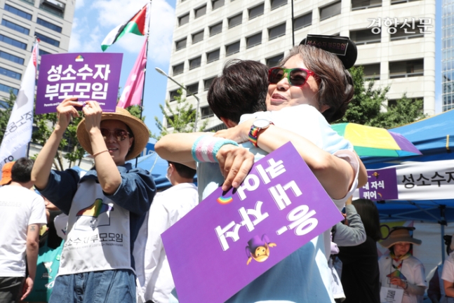 제25회 서울퀴어문화축제가 열린 1일 서울 중구 을지로 일대에서 성소수자부모모임이 프리허그를 하고 있다.