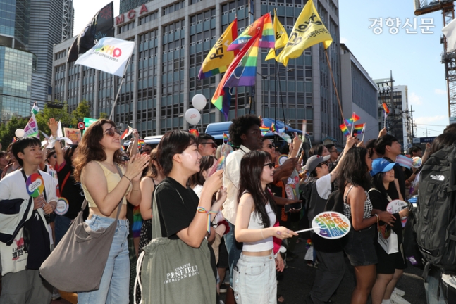 제25회 서울퀴어문화축제가 열린 1일 서울 중구 을지로 일대에서 참가자들이 행진하고 있다.