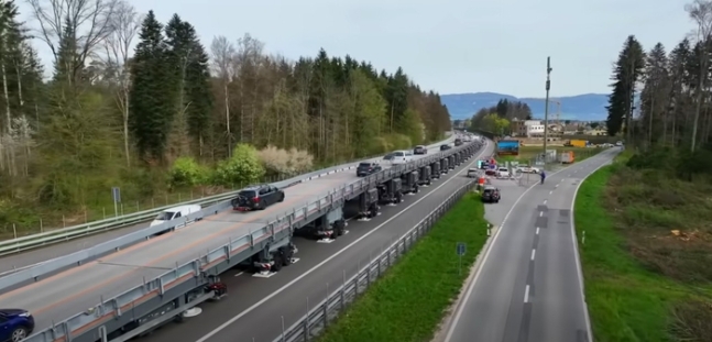 스위스의 한 도로에 이동식 교량인 ‘아스트라 브리지’가 설치돼 시험 운영 중인 모습. 도로 보수공사장 위에 지붕처럼 씌워 차량 통행을 기존처럼 유지할 수 있다. 스위스 연방정부 도로청 제공