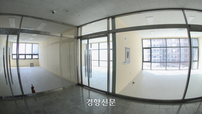 경기도 안산시의 한 생활형숙박시설 1층 상가들이 공실로 남아있다. 성동훈 기자
