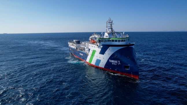 Korea's latest deep-sea research vessel 'Tamhae 3rd' conducting a test operation near Busan last month. The Tamhae 3rd is equipped with precision sonar equipment for finding deep-sea resources. Provided by the Korea Institute of Geoscience and Mineral Resources