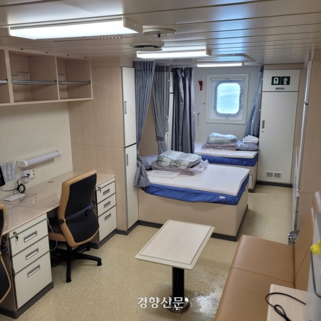 A 2-person cabin inside Tamhae 3rd. Equipped with a bed, desk, and living space, it is relatively spacious. Reporter Lee Jung-ho