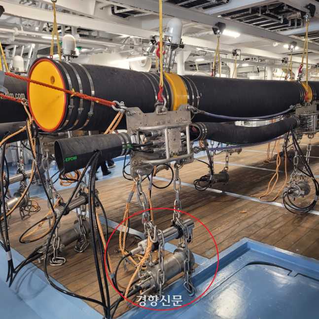 An 'air gun' (red circle) that emits a loud 'boom' sound, which is a device that generates seismic waves, stored inside Tamhae 3rd. Reporter Lee Jung-ho